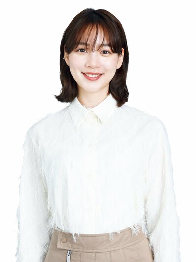 のん●兵庫県出身。 俳優・アーティスト。劇場アニメ『この世界の片隅に』（16年）で主人公すずの声を演じ、「ヨコハマ映画祭」審査員特別賞を受賞。音楽、映画製作、アートなど幅広く活動しており、24年に「伊丹十三賞」を受賞。

【スタッフクレジット】
ヘアメイク：菅野史絵　
スタイリング：町野泉美