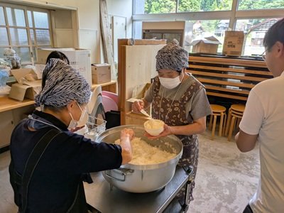 魚沼産の炊き立てのコシヒカリ