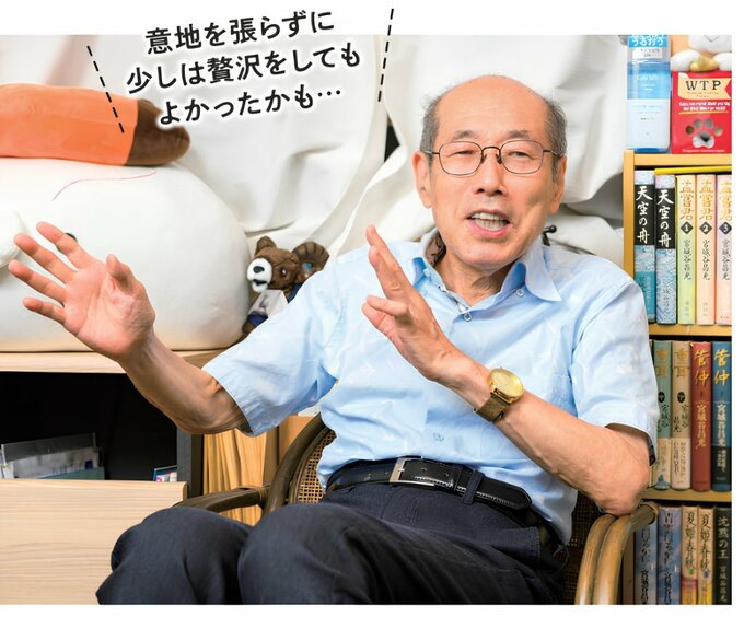 桐谷さんが椅子に座り、両手を広げて話している様子の写真。背景には本棚や大きなぬいぐるみがあり、「意地を張らずに 少しは贅沢をしても よかったかも…」という言葉が添えられている。