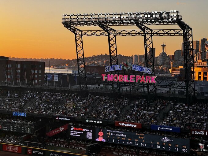 Takさんが拠点を置く米シアトルのT-Mobileパーク。夕暮れどきに「マリナーズ」の試合が始まり、球場の照明が灯る先には、展望タワー・スペースニードルを望むダウンタウンが赤く染まる。シアトルはアジア系の住民も多く、ビジネス環境も良好だ。