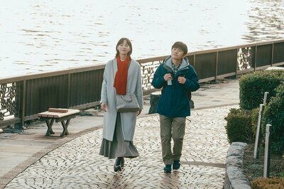 ©2026「平行と垂直」製作委員会映画『平行と垂直』 2026年８月28日（金）より全国公開 自閉スペクトラム症の兄（安田章大）と彼と共に歩んできた妹（のん）。兄は自立して暮らしているが、妹の結婚話を機に、お互いの将来について向き合うことに。安田章大（SUPER EIGHT）とのんがW主演を務め、強い絆で結ばれた兄と妹を演じたヒューマンドラマ。 監督：小林聖太郎 原案・脚本：山野海 企画：安田章大　 企画プロデュース：佐藤現 音楽：富貴晴美 出演：安田章大、のん 制作プロダクション：セントラル・アーツ　 配給：東映ビデオ