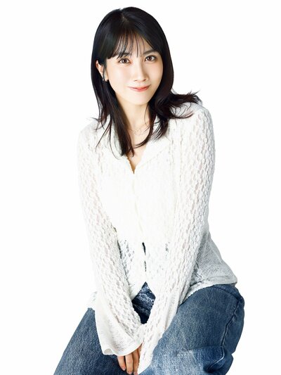 松本穂香●大阪府出身。2015年、『風に立つライオン』で長編映画デビュー。2022年、映画『“それ”がいる森』で日本アカデミー賞優秀助演女優賞受賞。出演映画『ママがもうこの世界にいなくても 私の命の日記』が10月2日公開。 ヘアメイク：倉田明美 スタイリスト：道端亜未 衣装協力：Bijou de M（ビジュードエム）