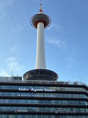 京都駅前にそびえる、2024年からニデックが命名権と取得したニデック京都タワー。「不正をした会社」の汚名返上が急がれる。